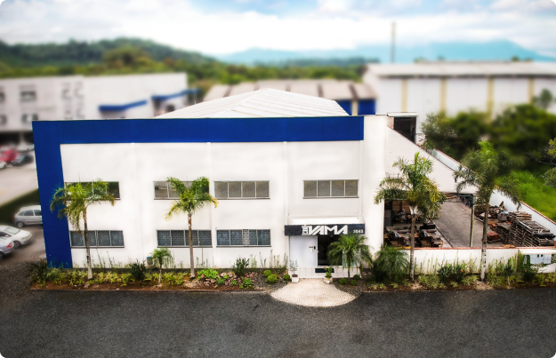 Pátio de empresa com uma empresa, fachada azul, visão de cima.
